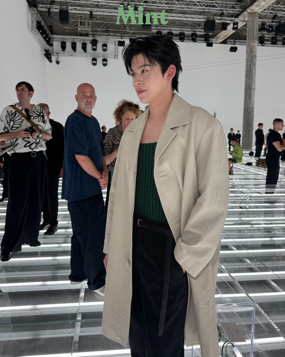 mintmag_th's tweet photo. ออร่าพี่ดารา! ส่งภาพ ‘ปอนด์’ ในงานแฟชั่นโชว์  #PradaSS27 ชมคอลเล็กชั่นใหม่สำหรับสุภาพบุรุษ ซีซั่น Spring/Summer 2027 ณ เมืองมิลาน ประเทศอิตาลี กับลุคฟร้อนท์โรว์หล่อโดนใจ💚

POND PRADA SS27 IN MILAN

#PradaSS27xPond
#Prada 
#ppnaravit
#MintMagTH https://t.co/xqYaz6Ak0N