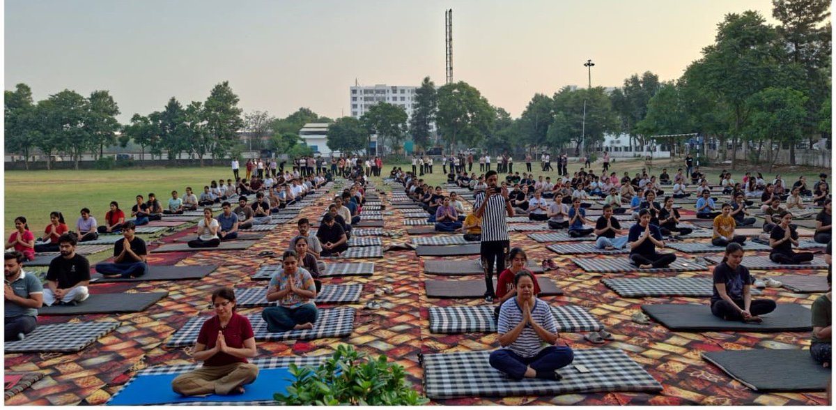 iiymofficial's tweet photo. An enriching Yoga &amp; Meditation workshop was conducted today at Adesh Medical College &amp; Hospital,Ambala by Acharya Dr. Naresh Jyoti Ji to celebrate #InternationalYogaDay. 300+ faculty &amp; students participated in it, embracing spirit of wellness &amp; #healthyliving.

@SiddharthAulia Ji https://t.co/4Lak58gHd6