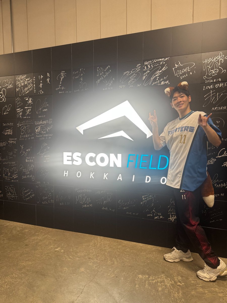 voreas_official's tweet photo. ／
エスコンフィールドで #VOREAS メンバー大活躍🦊✨
＼

本日開催のイベントに #ヴォレアス北海道 から #外崎航平(@tonozaki11 ) 選手が出演！
抽選で選ばれた200名の幸運な方々と共にフィールドでバレーボール教室も実施！
さらに、ノリノリの「きつねダンス」も披露しました💃

2027年1月30日の「エムット presents SV.LEAGUE ALL STAR GAMES 2026-27 HOKKAIDO」に向けて、
バレーボール界を最高に盛り上げていきましょう！🔥

ご参加いただいた皆さま、ありがとうございました！

#北海道日本ハムファイターズ
#lovefighters