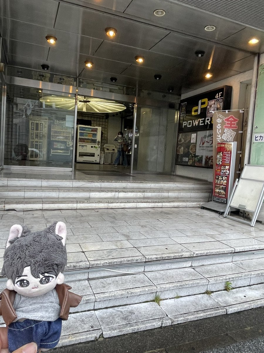 yuritomo616's tweet photo. 宇都宮聖地巡り③ 
プラザヒカリ入口

歌舞伎町から自転車で村田達を追いかけて通った階段
後から来たお巡りさんが転んでましたね👮
行った時にまさかの自転車🚵で実際に出てくる方がいてびっくり🫨

#TOKYOBURST〜犯罪都市〜
＃ユンホ https://t.co/0rTdqatDcM