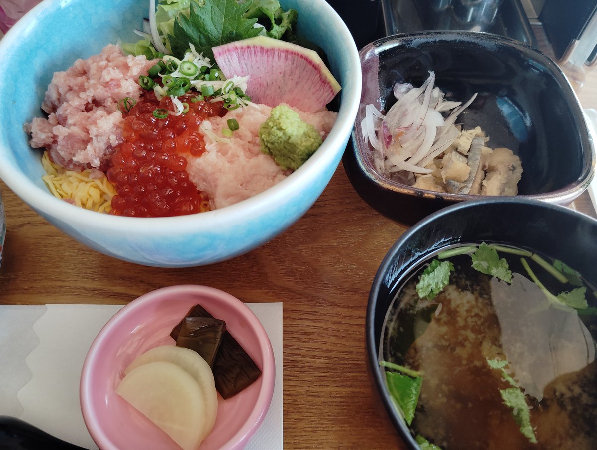 smaruyama1's tweet photo. リアスキッチン(宮城県気仙沼市)

三色丼…いくらとメカジキとマグロのたたき。
丼物は小鉢・漬物・みそ汁が付いてきました。

他に、その時期に海でとれる旬魚などをカツやたたきなどの定食もおすすめ。 https://t.co/HRra91IUtj