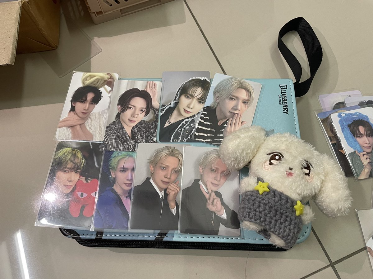 hetyeong's tweet photo. pc haul from yesterday’s event ☺️💸

https://t.co/VygJXCE3Lf https://t.co/dWWXGZiVig