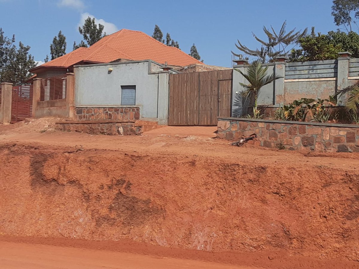 tantineishere's tweet photo. Uyu muhanda wa Bumbogo, muri kinyaga, umudugudu wa Muhozi, uri gukorwa kandi ni byiza pe. Gusa hashize 3 weeks, ntitukibasha kwinjiza imodoka mu rugo, ndetse bishobora no gutera impanuka cyane cyane ku bana. @CityofKigali @Gasabo_District @RwandaInfra @RTDARwanda 

1/2 https://t.co/TeTSc2859m