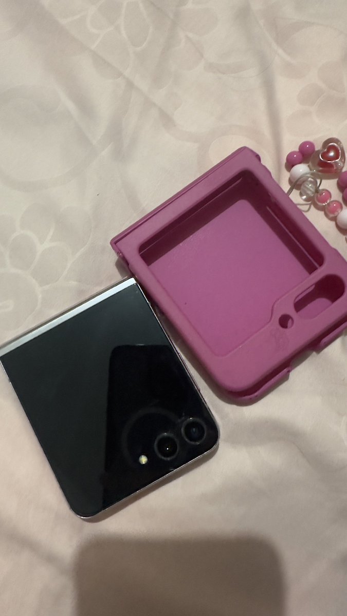 justweetx's tweet photo. wts samsung z flip 5 
warna purple 
hp only, minus tompel di lipetan tapi ga ngebesarin

lainnya berfungsi normal, jarang dipake karna hp kedua

3,5 nepis

#wts  #wtb #zonauang https://t.co/C94ZeeONSK