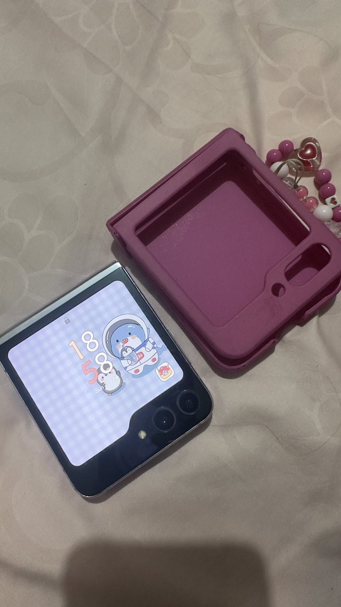 justweetx's tweet photo. wts samsung z flip 5 
warna purple 
hp only, minus tompel di lipetan tapi ga ngebesarin

lainnya berfungsi normal, jarang dipake karna hp kedua

3,5 nepis

#wts  #wtb #zonauang https://t.co/C94ZeeONSK