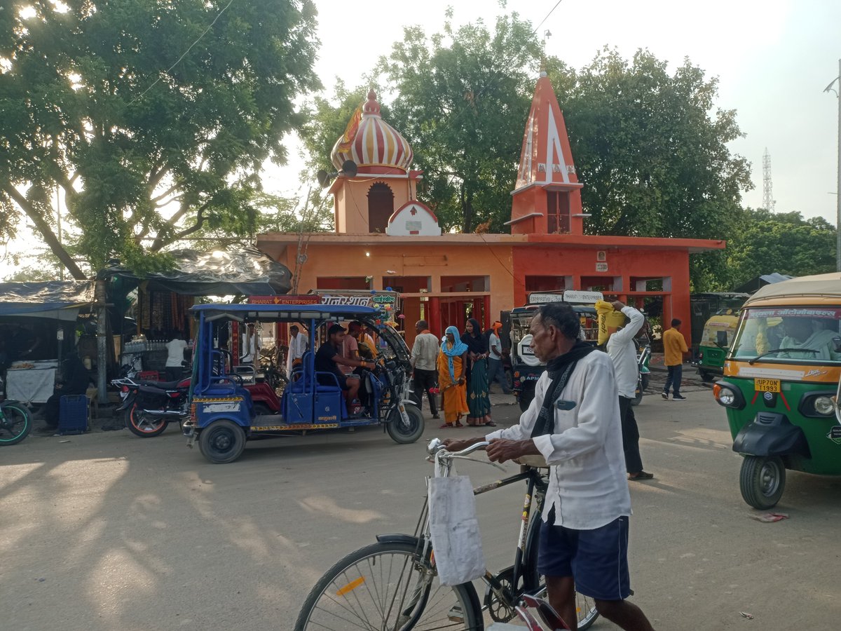 lalaKumar1525's tweet photo. पश्चिम शरीरा के हनुमान मंदिर के सामने सड़क पर खड़े रिक्शों से श्रद्धालुओं और राहगीरों को रोज़ाना परेशानी का सामना करना पड़ रहा है।
@UPGovt @Uppolice 
ट्विटर करने के बाद के बावजूद अब तक कोई ठोस कार्रवाई नहीं हुई, आखिर व्यवस्था कब सुधरेगी? 
@kaushambipolice 
@CMOfficeUP @dgpup https://t.co/Q0odv2pzKf