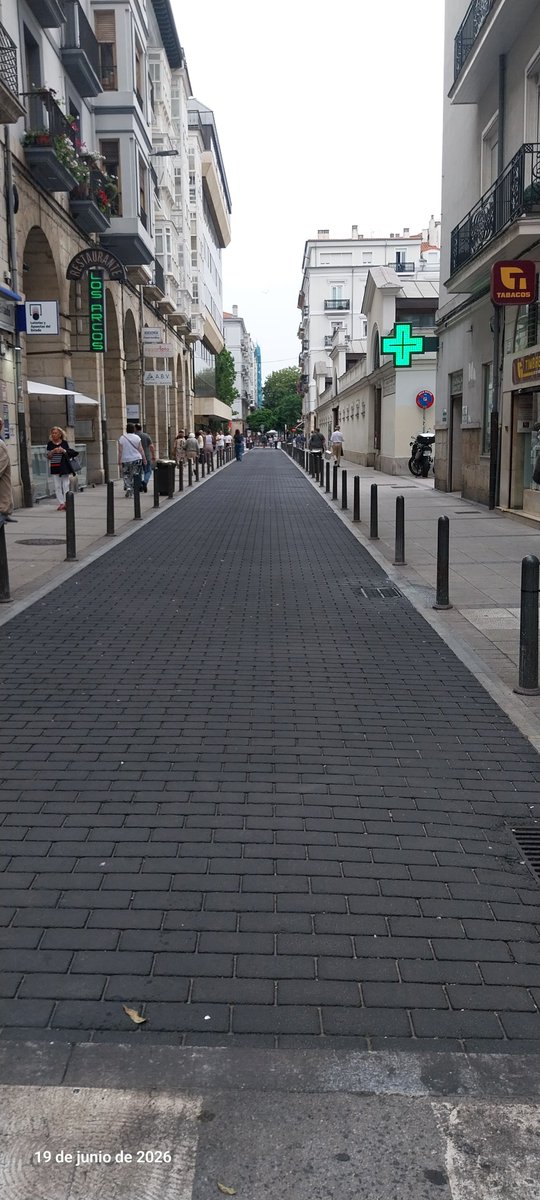 D_Higuera_Ing's tweet photo. ☀️🌡🥵 Esta semana mediré la temperatura superficial del nuevo asfalto impreso de la calle Hernán Cortes en Santander, recientemente urbanizada y sin un solo árbol. Como muestra: asfalto al sol 70,7°C, acera hormigón al sol 49,2°C, a la sombra 24,4°C y césped a la sombra 23,4°C. https://t.co/PDBjcSXPMF