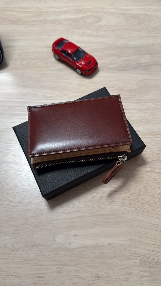 soepi1273's tweet photo. 父の日のプレゼントもらったー
んー
コードバンの良い香り
めちゃ嬉しい

このST185のトミカ、けっこー良くね？ https://t.co/fcrqc6ZEZB