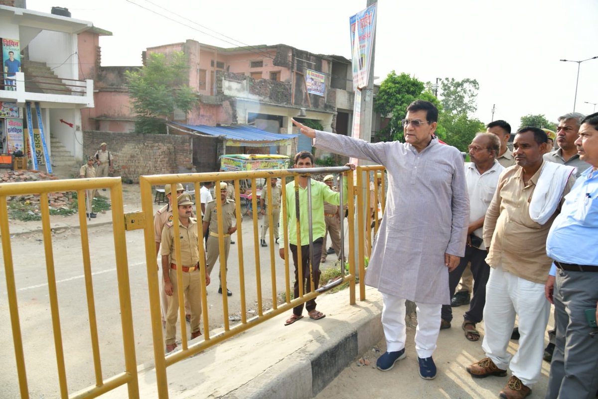 aksharmaBharat's tweet photo. मऊ जिले के घोसी क्षेत्र स्थित पीढ़वल मोड़ पहुँचकर आए दिन हो रही दुर्घटनाओं के दृष्टिगत स्थलीय मुआयना किया।

कल यहाँ हुई दुर्घटना का समाचार मिलते ही मैंने NHAI के अध्यक्ष तथा राष्ट्रीय राजमार्ग के यूपी के वरिष्ठ अधिकारियों से बातचीत किया और बताया कि इस जगह पर आए दिन दुर्घटना होती है। इसके निवारण का उपाय करना चाहिए।

इसके स्थायी समाधान हेतु मैंने चेयरमैन NHAI को पत्र भी लिखा है।

मुझे बताते हुए खुशी हो रही है कि हमारी वार्ता व पत्राचार के फल स्वरुप NHAI के अध्यक्ष ने वहाँ पर लोगों तथा छोटे वाहनों के आवागमन हेतु अंडरपास बनाने की सैद्धांतिक सहमति दे दिया है। साथ ही वहाँ की सर्विस रोड को भी आगे तक बढ़ाया जाएगा। 

शीघ्र ही इस कार्य को आगे बढ़ाया जाएगा। 

माननीय प्रधानमंत्री जी, माननीय केन्द्रीय सड़क परिवहन और राजमार्ग मंत्री जी और माननीय मुख्यमंत्री जी को नमन!

सबको शुभकामना।

@narendramodi @myogiadityanath @AmitShah @NitinNabin @mppchaudhary @idharampalsingh  
#NayeBharatKaNayaUP
#GoodGovernance 
#HumaraUP #VikasExpress #NayeMauKaNirman