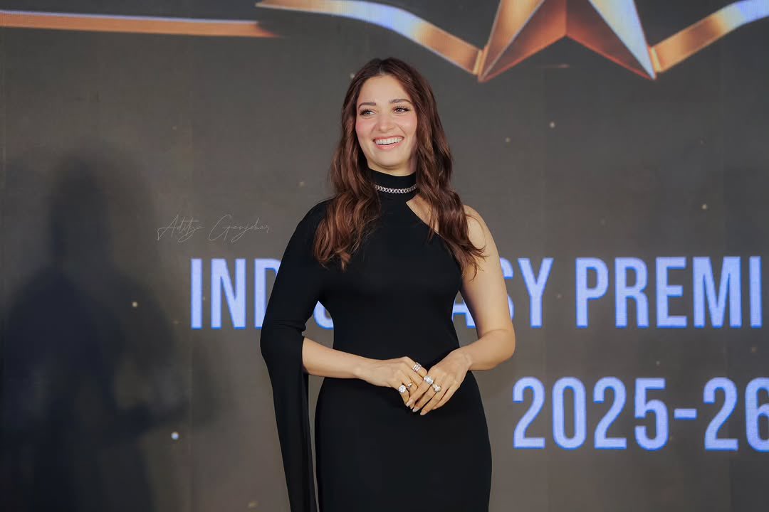 Aathavan_speaks's tweet photo. 🫠🖤✨ Adi penne en manadhu engae
Radar vilakkuma
Adi en kaadhal aalam enna
Sonar alakkuma #TamannaahBhatia 
2/2 https://t.co/JDRORcRefQ