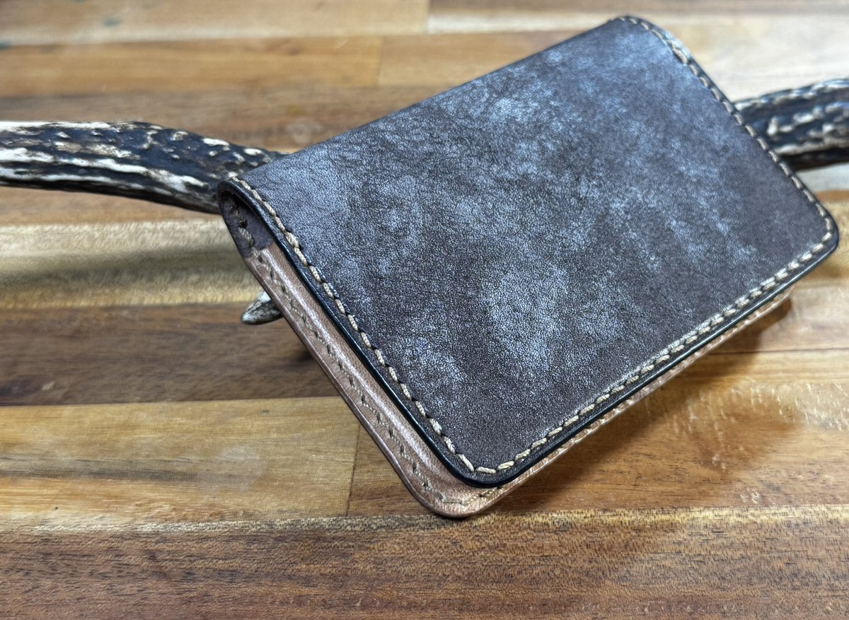 Tackles_leather's tweet photo. 一昨日久しぶりにあった以前の部下と再会し、普段私が使っている名刺入れが欲しいというので、その場でプレゼント。
自分のがなくなったので作りました
外はマルゴーの焦茶、中は姫路をウェットフォーミングしてます https://t.co/qJ5N9gb1P9