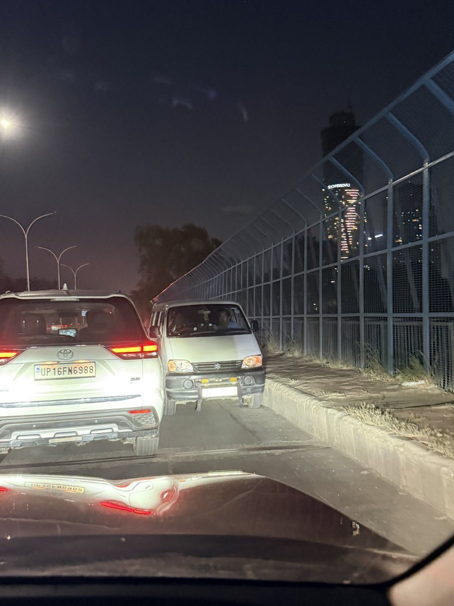 KhoslaC's tweet photo. Daily chaos on Kalindi Kunj Bridge: vehicles coming wrong side from Noida towards Delhi, causing jams and risk of collision. request for permanent solution  before any fatality. @DelhiTraffic @noidatraffic @dtptraffic @CeoNoida @dmgbnagar https://t.co/MqfUJdUwOg