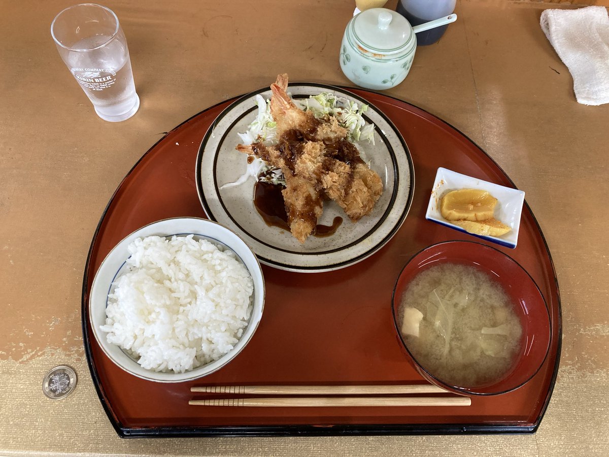 etranger_parade's tweet photo. 友達のお誘いでテレビに出てた定食屋さんまでドライブ。本当におばあちゃん1人で切り盛りしとったしエビフライとフキ入ってるお味噌汁うんまかった！ https://t.co/1VpWjbxC1w