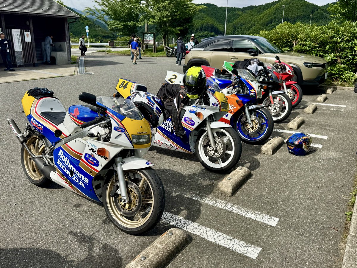 sororaider's tweet photo. 今日はNSRカフェMTG‼️
の続きの続きの続きw

#コレガレ で離脱のメンバーさんと
お別れの挨拶をして残りは嘉瀬川へ

NSRで一緒に走るの楽しい😆
また談笑

ちょっと早めに帰って
増車予定のバイクを納車‼️
引取りに✨ https://t.co/JXma6hCfwA
