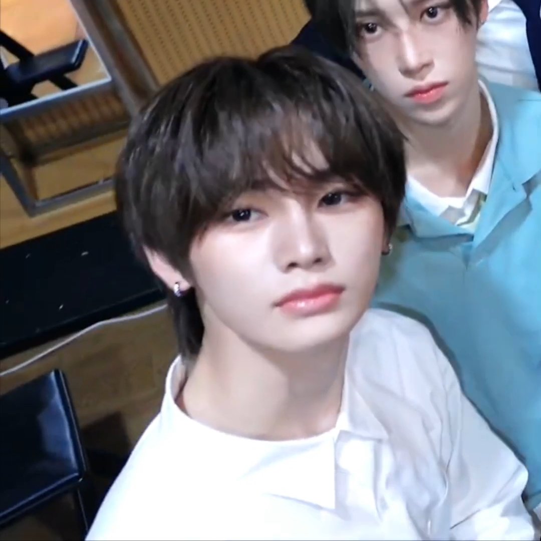 imhirayaliu's tweet photo. got distracted by how pretty anxin looks here. he's honestly so pretty! 🌸 https://t.co/BXRF5zcmwW