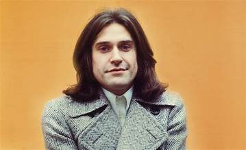 editionsducram's tweet photo. Happy Birthday Ray DAVIES - 21 juin 1944
Dans le bar bondé – ce soir on écoutait les Kinks. Roman aimait bien le chanteur. Lors d’une cuite, Ray Davies lui avait raconté que sa sœur aînée était morte d’une crise cardiaque le soir même où elle lui avait offert sa première guitare. https://t.co/o6YBd1LuoH