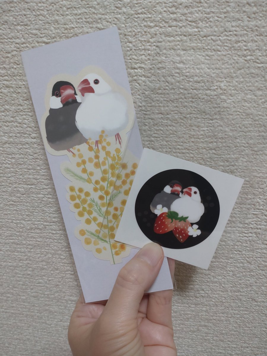 JavaSparrow3939's tweet photo. 鳥フェス大阪でお迎えしたもの。
小雪と柚さん@ichikoyu0214 のしおりとシール。
このしおり紹介されてるときから欲しかったんだ！
今年になって本を読むことを目標にしていて、月に2冊くらいは読む習慣ができてきたので読書のお供に愛用します。
#鳥フェス大阪 https://t.co/90wQLPlCJ0