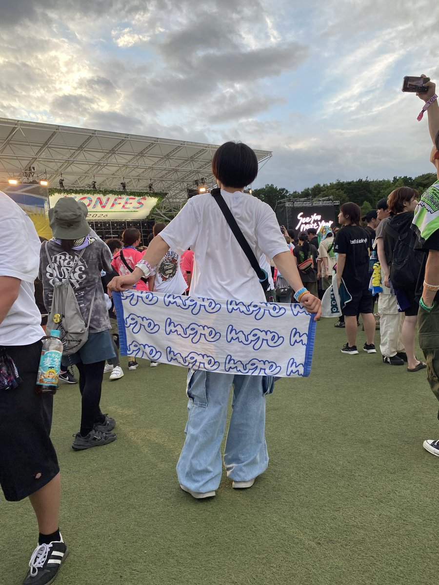 SUTAsiku's tweet photo. 人生初フェス！ヨンフェスに行きました！
のる君に誘ってもらって良かった！🙌
目当てのmuqueをめっちゃ近くで観れて最高🫶
マジでサークルモッシュ楽しかった！
また来ます！！ https://t.co/fwFnoOSeK9