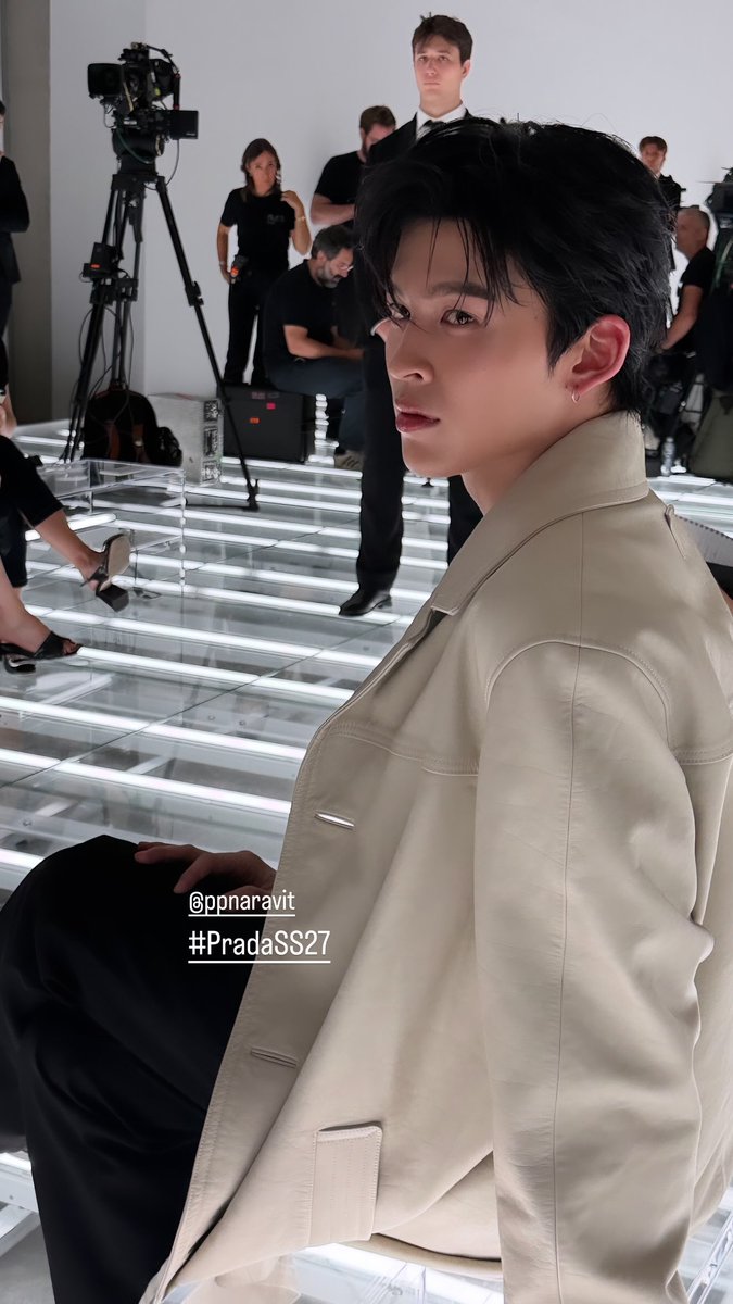 OH_duckyHUN's tweet photo. side profile หล่อมากกกกกก ㅠㅠㅠㅠㅠㅠㅠㅠ🤍

📸 IGs : babybest_sam 

POND PRADA SS27 IN MILAN

#PradaSS27xPond
#ppnaravit https://t.co/4u5if0B0eG