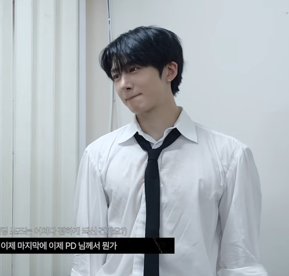 HyungwonThings's tweet photo. if he looks at me like that I'm losing it https://t.co/19hT8Ai755
