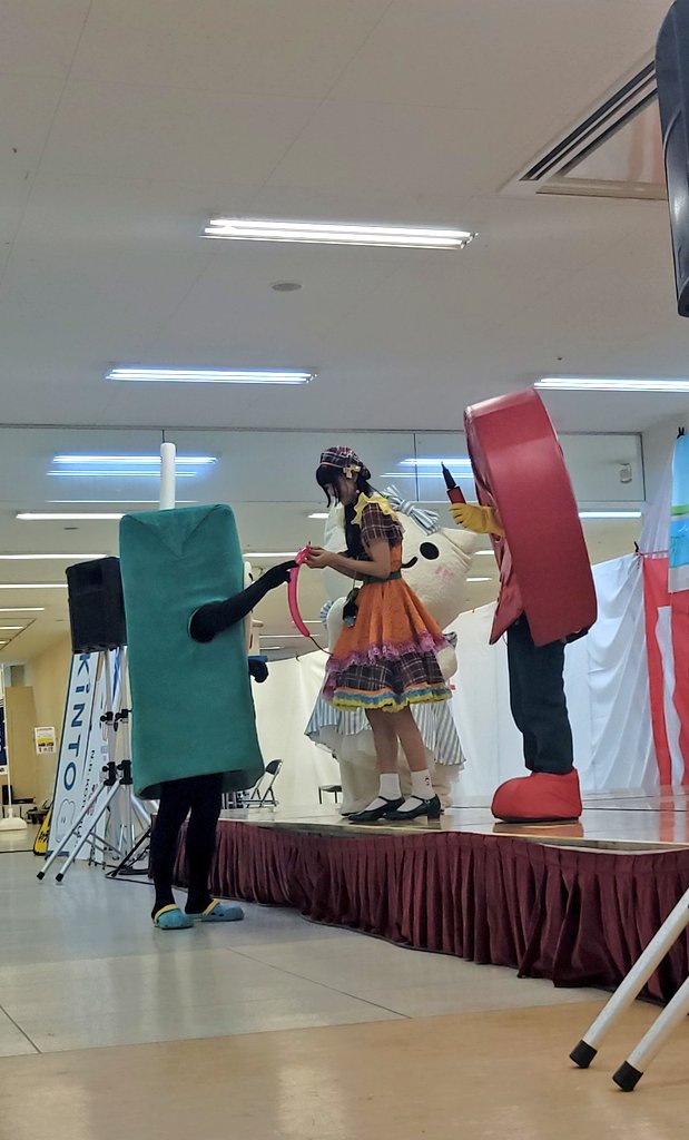 tamaaaa009's tweet photo. にゃーちゃの曲「猫とひとりごと」とても素敵だったけど、どうして縄跳びしてたんだろう？
パフォーマンスもしながらこの舞台を淀みなく安定してまとめていたゆっふぃーが凄かった💎
#ご当地キャラフェスタ #にゃーちゃ #トマト人間 #豆乳さん https://t.co/cuQNlSBClx