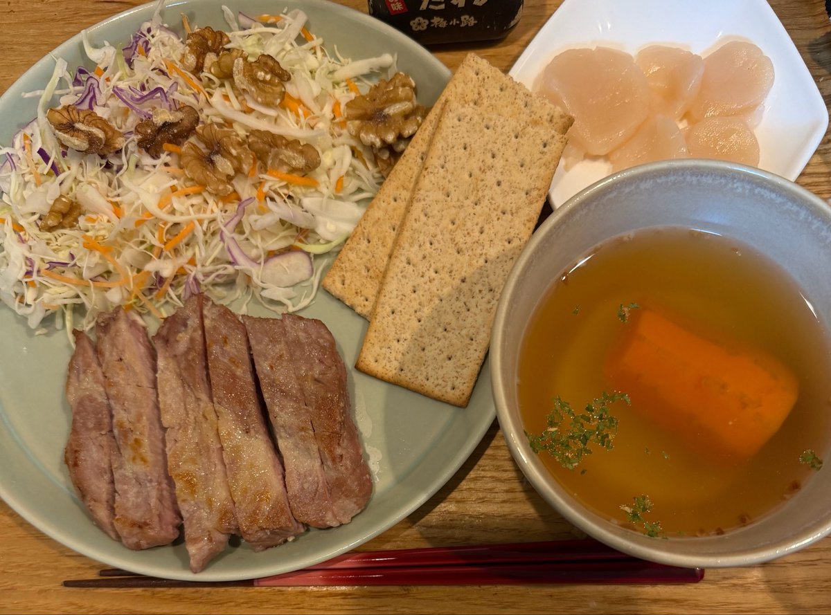 Maya_eclat's tweet photo. 買い出しでセールだった豚肉を焼き、帆立の刺身と夕食にしました。氷温醸成豚肉というのをイトーヨーカドーで見つけ、気になったもので…
今日は夏至でしたが、振り返ると冬至からあっという間だったなあと…夏は暑くなるのに、少しずつまた日が短くなるのは年を取っても不思議な気分になります。 https://t.co/KUlahrrvFX