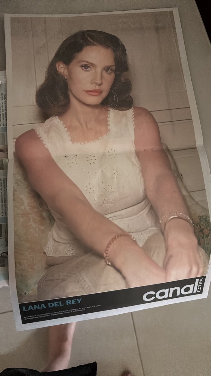 lanadelreyad's tweet photo. O seu Denilson de 82 anos indo na banca de jornal hoje querendo saber o resultado de Alemanha x Costa do Marfim e encontrando uma foto igual da mulher dele que ele tinha na carteira na segunda guerra mundial https://t.co/KVKY2cyrlD