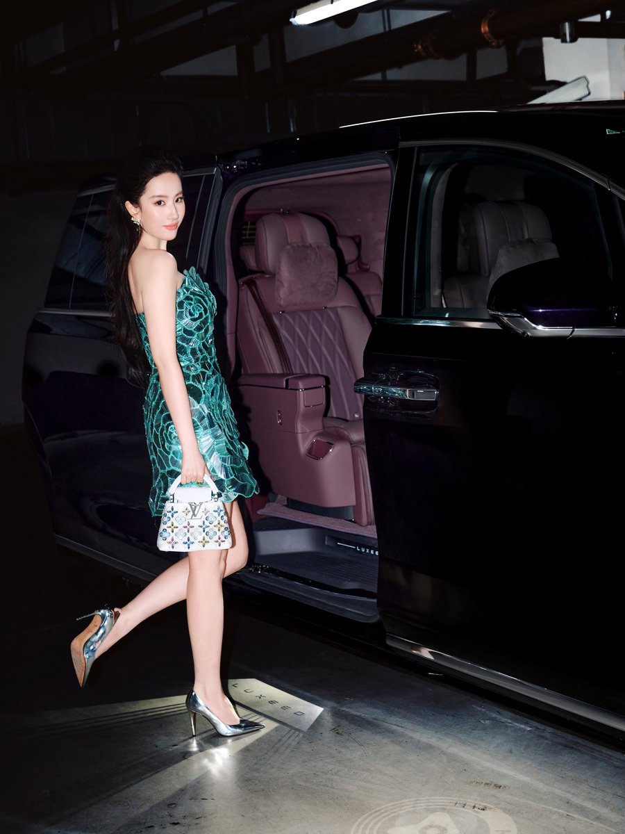 liuyifeifanclub's tweet photo. Liu Yifei @yifei_cc x Huawei Hima Luxeed V9
for W China Movie Night 🎬🌹 in @Bulgariofficial @OscardelaRenta @LouisVuitton
#LiuYifei #刘亦菲 #劉亦菲 #CrystalLiu #LưuDiệcPhi #หลิวอี้เฟย #ЛюИфэй #유역비 #リウ・イーフェイ #YifeiLiu #Mulan #WMagazine #WChina #Huawei #Hima #Luxeed https://t.co/NI9lp5rhW3