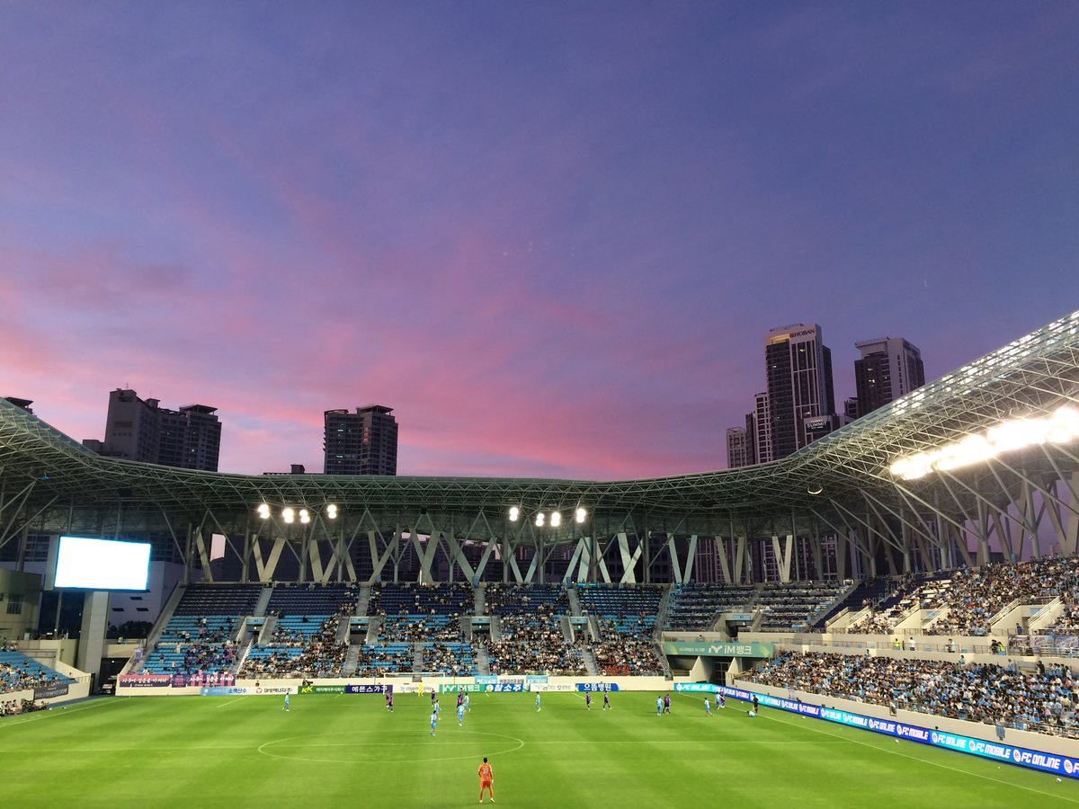 uuuxiill's tweet photo. 밤 경기 축구는 낭만 가득이야 🫰🏻 https://t.co/SSaX08lj1H