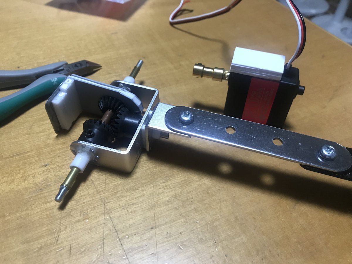 ikasu_mi's tweet photo. 変形の肝、胴体内部に入れる可動部です。ギアの噛み合わせ、調整シンドイ…！うまく動きますよーに(￣人￣)

#マクロス・トランスフォーメーション https://t.co/UZTWNR6EUt
