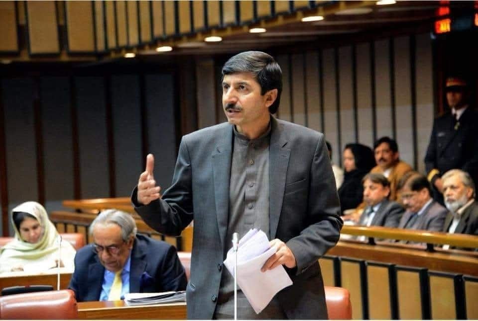 BasitSherani's tweet photo. جناب سپیکر. مجھے اشارے مل رہے ہیں مجھے پریشرائزڈ کیا جارہا ہے کہ اپنے حقوق اور جمہوریت سے دستبردار ہو جاؤ۔ اگر مجھے یا میرے بچوں کو کچھ ہوگیا تو اسکی زمہ دار دو انٹیلیجنس ادارے ہونگیں مجھے گم کھاتے میں نہ ڈالا جائے۔
(سینیٹر عثمان کاکڑ کا سینیٹ میں الوداعی خطاب)
#ShaheedUsmanKakar https://t.co/DClgOaOc3Y