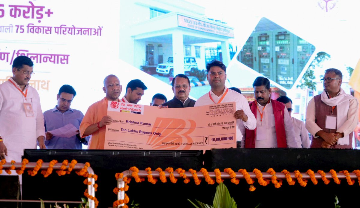 CMOfficeUP's tweet photo. विकास को गति, जनकल्याण को शक्ति!

मुख्यमंत्री @myogiadityanath जी आज जनपद हमीरपुर में ₹636 करोड़ से अधिक लागत की 75 विकास परियोजनाओं के लोकार्पण एवं शिलान्यास कार्यक्रम में सम्मिलित हुए। 

इस अवसर पर विभिन्न जनकल्याणकारी योजनाओं के लाभार्थियों को टूल किट, प्रमाण-पत्र, चेक एवं लैपटॉप भी वितरित किए गए।