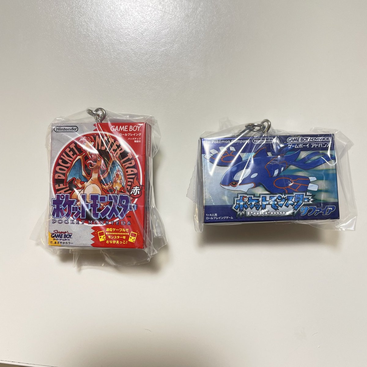 shino_web's tweet photo. 【交換募集】
ポケモン30th パッケージ＆カートリッジキーホルダーコレクション 1996-2002

譲：赤、サファイア(写真1枚目)

求：緑、ルビー(写真2枚目)

横浜駅周辺での手渡し希望。
説明書はありますがカプセルはありません。
2:2で交換できる人を優先して探しているのでお返事ゆっくりです。 https://t.co/LadpiDm4HG
