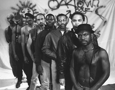 eduardoirib's tweet photo. 'Línguas Desatadas', de Marlon Riggs, é o tipo de recado urgente de uma sociedade negra e gay que vivia nos Estados Unidos sob as administrações Reagan e Bush; é um relatório das próprias margens, composto de alguma forma fora da linguagem habitual.
https://t.co/u39kTTgnXh https://t.co/kD7AacPHJA