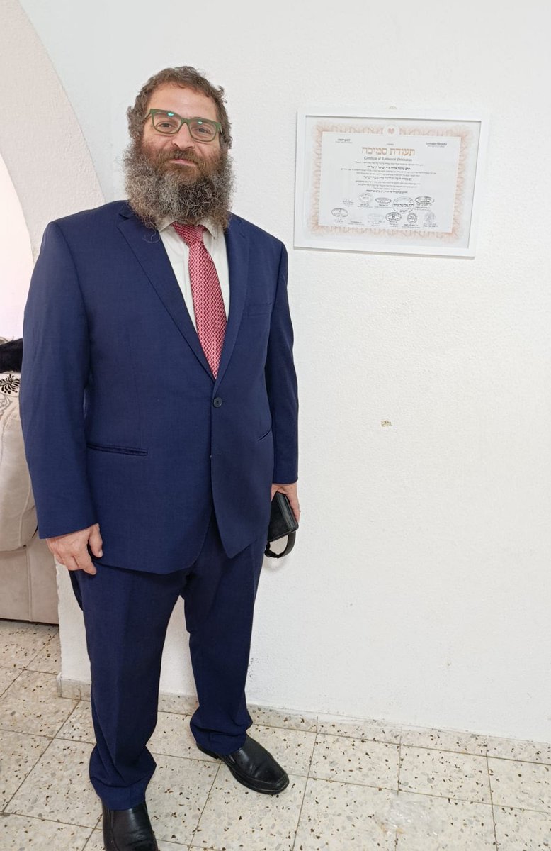 pinchegorro's tweet photo. Camino oficiar mi primer casamiento en Israel. 
También disponible en bermudas y crocs si así lo desean los novios. https://t.co/96qAEO4GQn