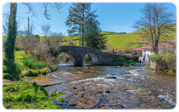 Shortdvn1's tweet photo. @hotetunotatujin This is the ford at Malmsmead in North Devon (UK).  The packhorse bridge next to it. Was built sometime in the 1600's. https://t.co/w8LdfxxQYi
