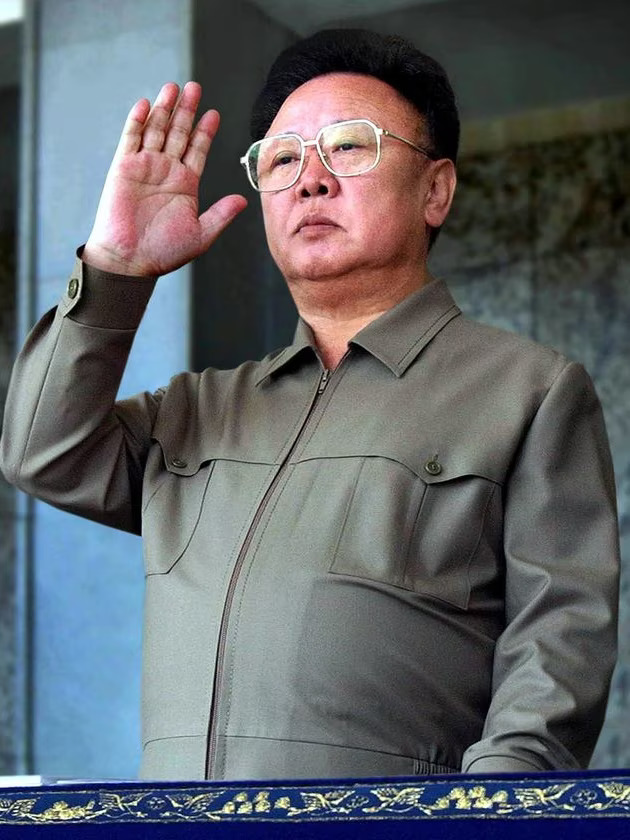 Kayronistic's tweet photo. Kim Jong-il (sebelum jadi pemimpin tertinggi Korut) punya obsesi gila terhadap film.

Dia punya ribuan koleksi film Barat, tapi frustrasi karena film Korea Utara kaku & membosankan, isinya cuma doktrin komunis melulu.

Akhirnya Kim punya ide untuk menculik sutradara & aktris Korea Selatan.

Ini kisah nyata yang lebih gila dari film Hollywood.

🧵