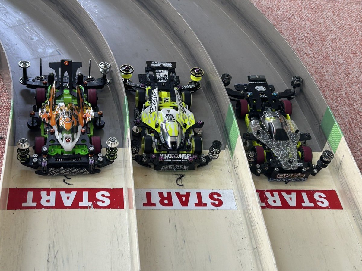 chikuwa_yukipo's tweet photo. 続けて、レイアウトを小変更して行われた延長戦のリザルトになります！

🥇優勝 アリヒロさん
🥈準優勝 カタヤマさん
🥉3位ドメさん

チケット戦と同じメンツで順位が違うだけですが、各選手おめでとうございます！

#タミヤ　
#ミニ四駆　
#ワンズホビー https://t.co/9cc0CmwT52