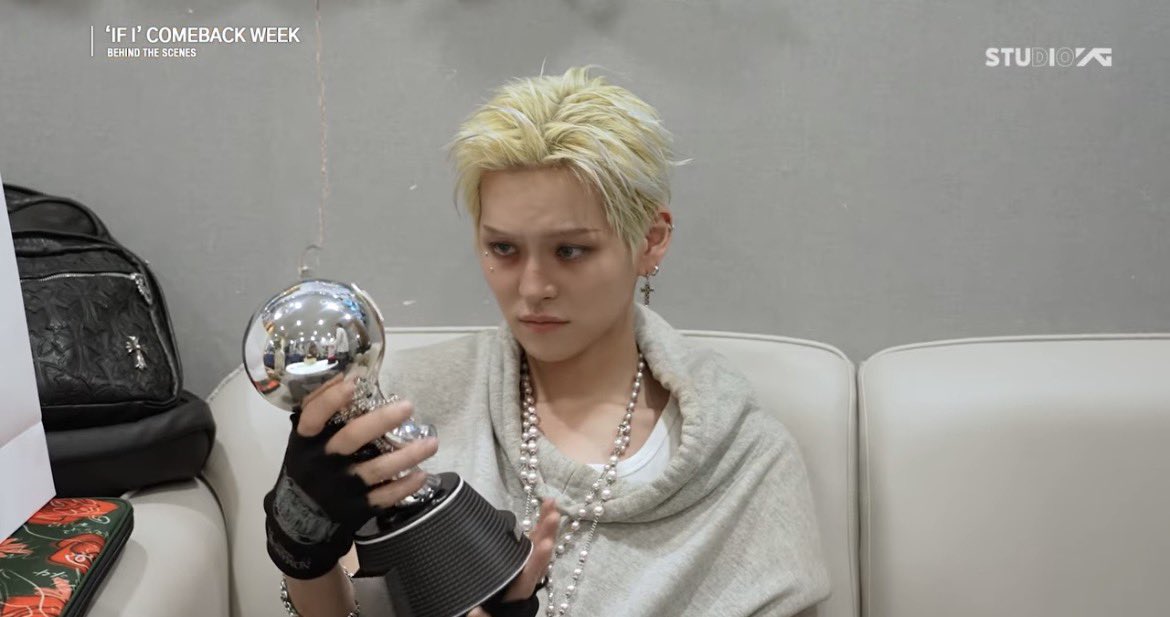 1004_0410's tweet photo. Only teumes know how big this award meant to them. I’ll always proud to be a treasure maker, being their fan. even with this award, the gratitude they showed to everyone and fans are beyond that 🥹 https://t.co/8O4p5H8AFE