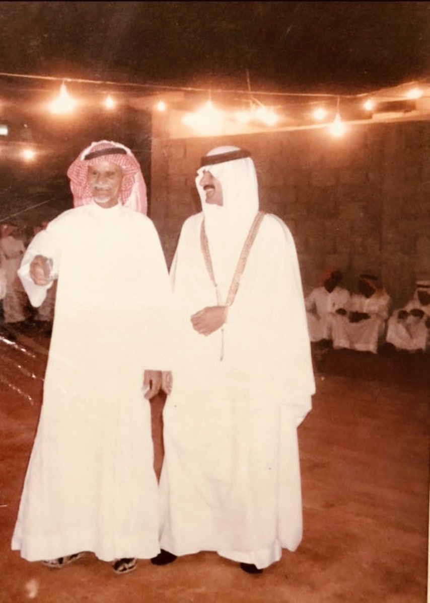DR_m_almarool's tweet photo. #حكايالوجيا 

يصادف يوم الأب العالمي لهذا العام اليوم الأحد 21 يونيو 2026
___     _____    ____
لو أمطرتْ ذهباً منْ بعدِ ما ذهبا
لا شيء يعدلُ في هذا الوجودِ أبا
مازلتُ في حِجرِهِ  طفلاً  يُلاعبني
تزدادُ   بَسمتُهُ   لي  كلما  تَعِبا
لم يَحنِ ظهرَ أبي ما كانَ يَحمِلُهُ
لكنْ ليحملني منْ أجليَ انحدبا
مهما كتبتُ بهِ شعراً فإنَّ أبي في
القدرِ فوقَ الذي في الشعرِ قد كُتبا

اللهم أرحمه رحمة واسعة وأسكنه فسيح جناتك وموتى المسلمين