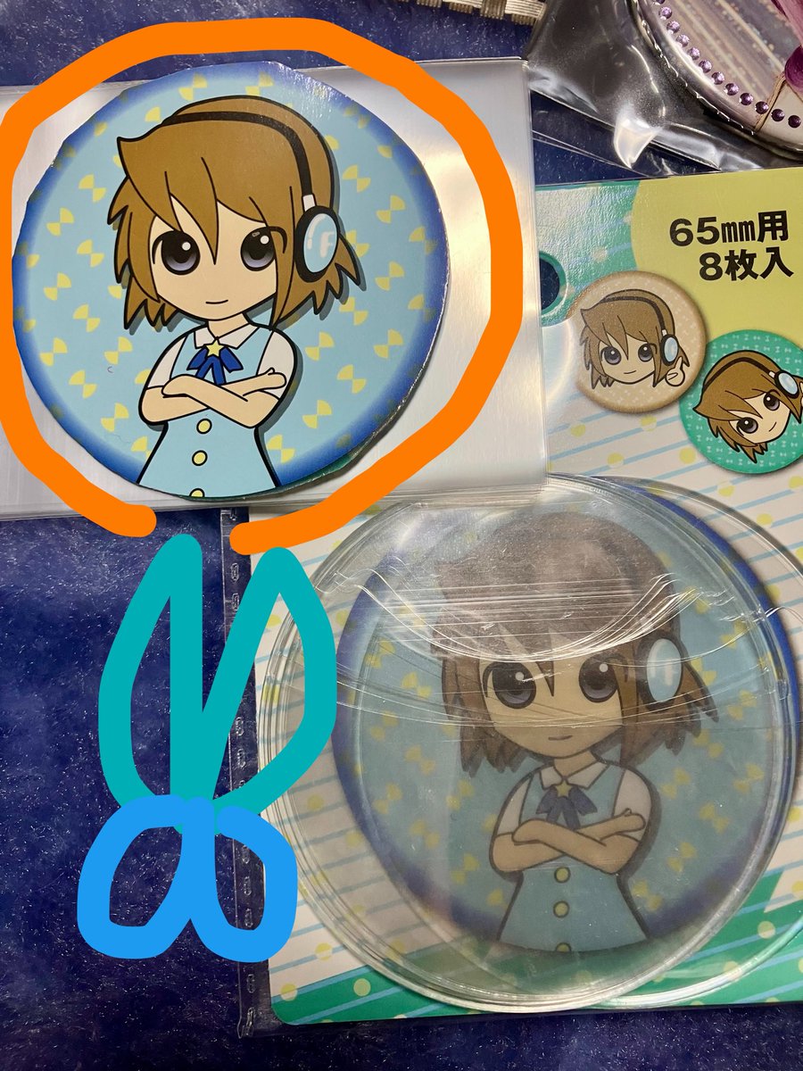 echikosourou's tweet photo. セリアの缶バッジカバーめちゃ入れやすいけど、気泡入りやすいなって思っていて、やっぱり推しの御尊顔にノイズ入るの嫌だから高いの買おうかな…😭って思ってたところに、切ったカードスリーブ入れる方法Xで見て、やったらすごく良い！パッケージの絵に合わせて適当に切ったスリーブ刺しこむだけ！楽 https://t.co/LSIFmx4xLj