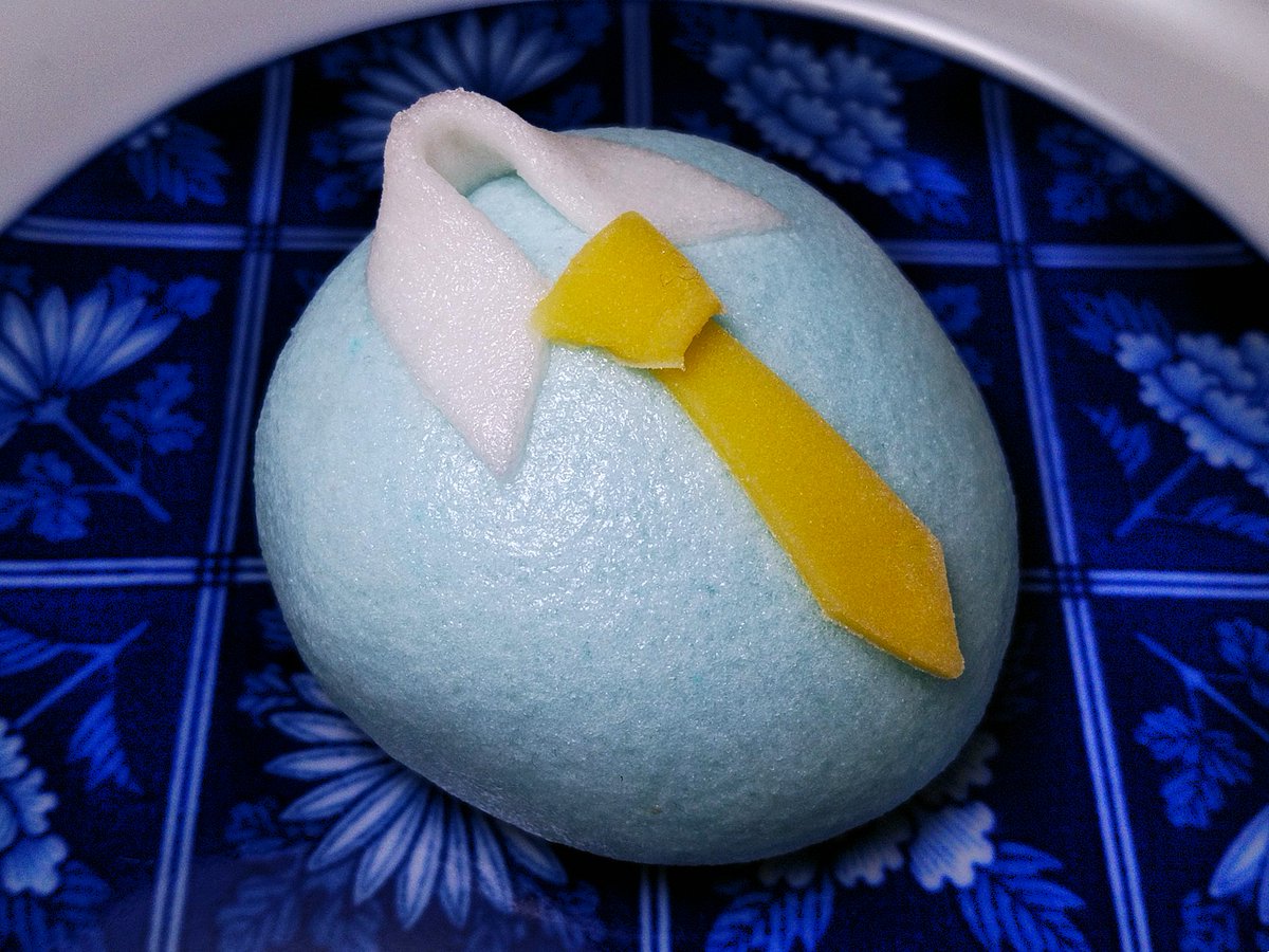 cwjkd's tweet photo. クレリックシャツにネクタイ姿のお父さんをイメージした薯蕷饅頭、『いつもありがとう』です。

因みに〈クレリックシャツ〉は和製英語で、日本以外では一般に〈コントラストカラーシャツ〉と呼ぶようです。 https://t.co/Jmgszop596