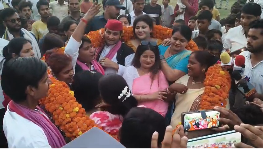 bstvlive's tweet photo. सीतापुर

➡️सपा महिला सभा राष्ट्रीय अध्यक्ष पहुंची सीतापुर
➡️चिलवारा गांव में आयोजित कार्यक्रम में हुई शामिल
➡️सपा नेत्री सीमा राजभर ने सरकार पर बोला हमला
➡️महंगाई व बेरोजगारी के मुद्दे पर किया हमला

#Sitapur #SP #Politics @samajwadiparty https://t.co/SBQOjwsVBv