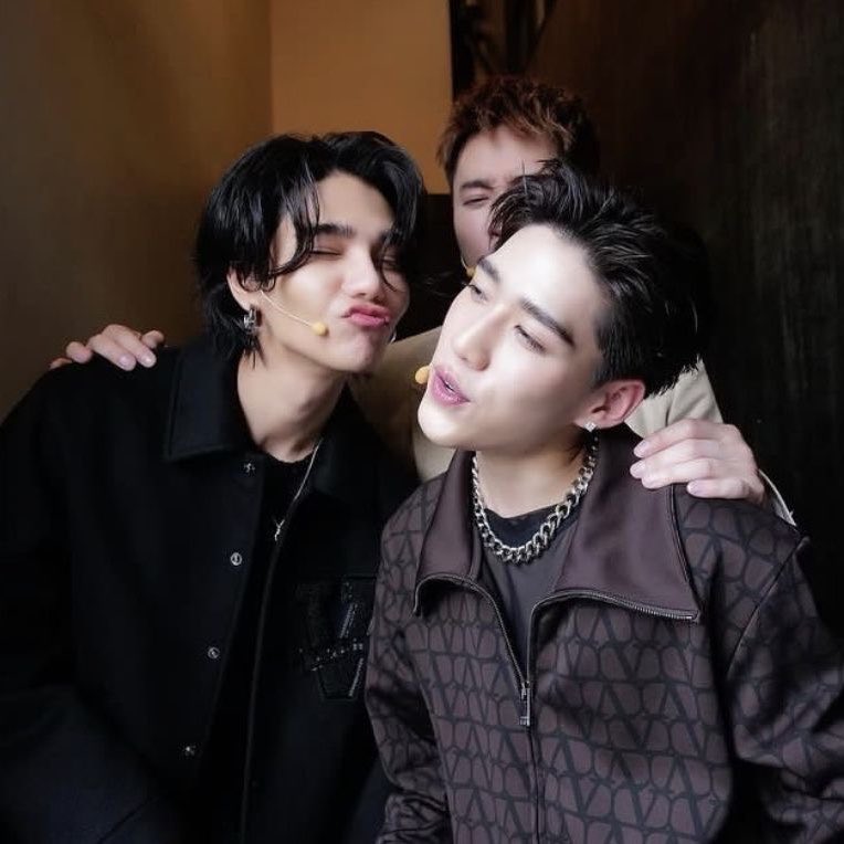littlesaturnn_'s tweet photo. พีพีกับพี่เจฟ พวกชีเหมือนพี่น้องกันจริงๆ แค่ว่าเราจะเห็นในพาร์ทที่อยู่ต่อหน้าแม่หรือพาร์ทลับหลังแม่55555 ต่อหน้าแม่พวกชีก็จะรักกัน กอดกัน ลับหลังแม่พวกชีคือแง้วกันไม่หยุด หนึ่งคนวีน หนึ่งคนวีนคืนอะ ซน ดื้อ แสบมาก https://t.co/TDB9T3fGGa