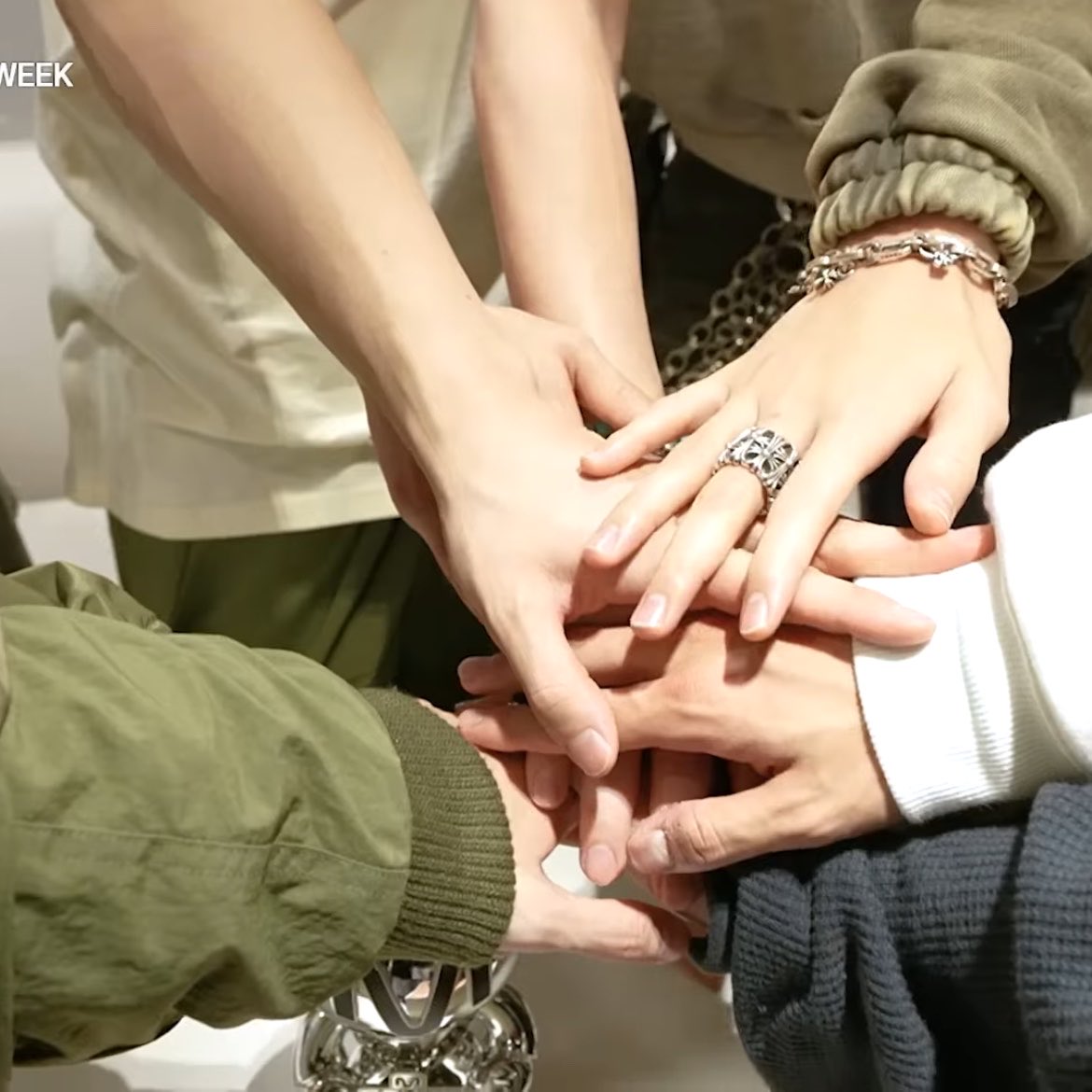 qtyjh's tweet photo. เหนื่อยกันมามากเลยนะ มากอดกันเถอะ

คิดซะว่าเป็นหนึ่งในเส้นทางที่จะพาไปสู่ผลงานชิ้นใหญ่

เอานี่ (ถ้วย) ให้ได้ 100 อันเลย !

เนาะ ต้องขึ้นระดับท็อปให้ได้สิ

1 2 3 fighting !!! 

ดูพวกมานให้กำลังใจกันสิ my teumily😭🫳🏻🩵 https://t.co/JF5pCgLcd0