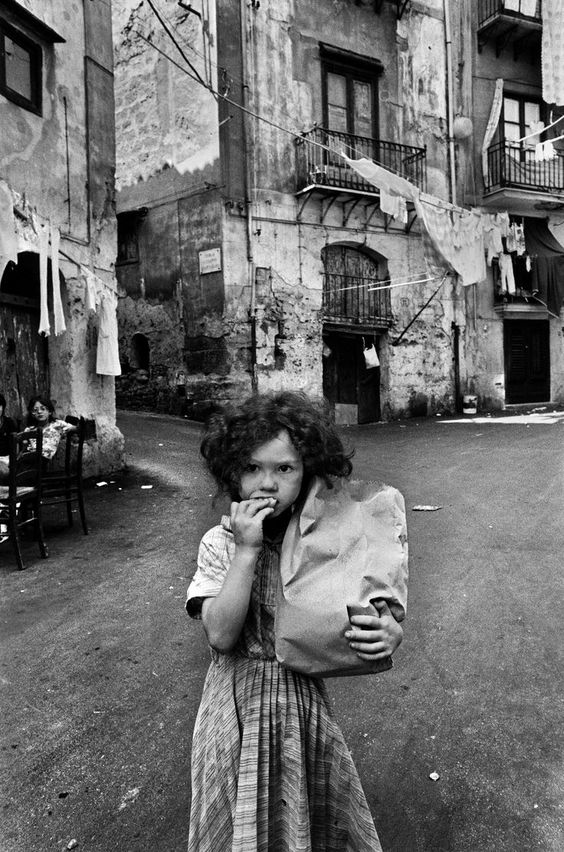 eyeonaxis's tweet photo. Girl with bread, Palermo, Italy, 1979, Leticia Battaglia https://t.co/BPURfH4Wap