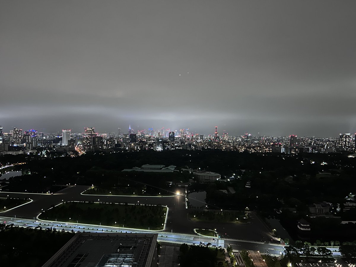 trident_room's tweet photo. 東京の夜景は独特で、都心だと実は真っ暗。 https://t.co/Kchdy3Uhlv
