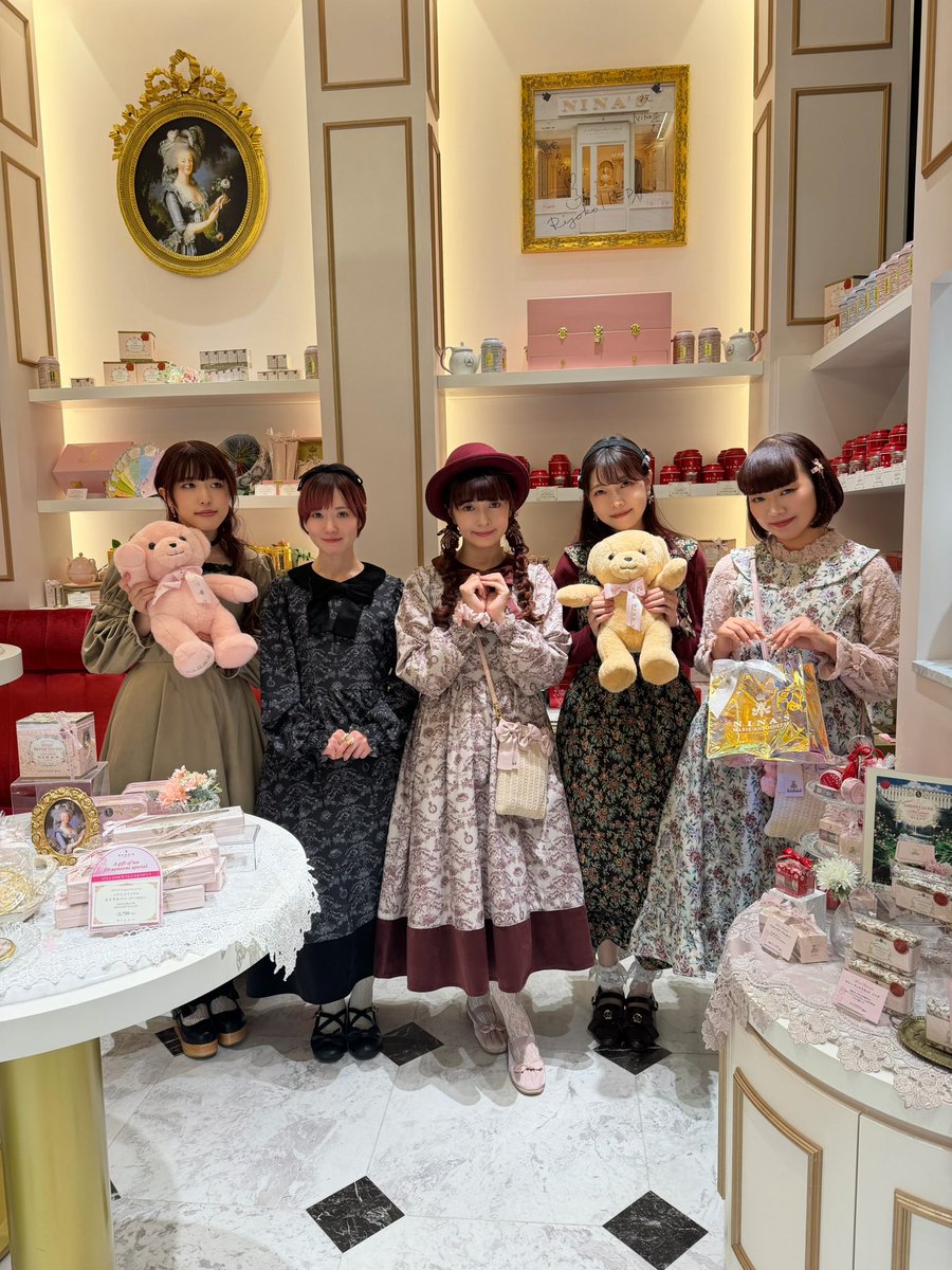 aokimisako's tweet photo. ニナス日比谷店にてお誕生日お茶会🎂ありがとうございました🌹
プレゼント🎁やお手紙も大切にします‼️ https://t.co/YxHvEwWYYH