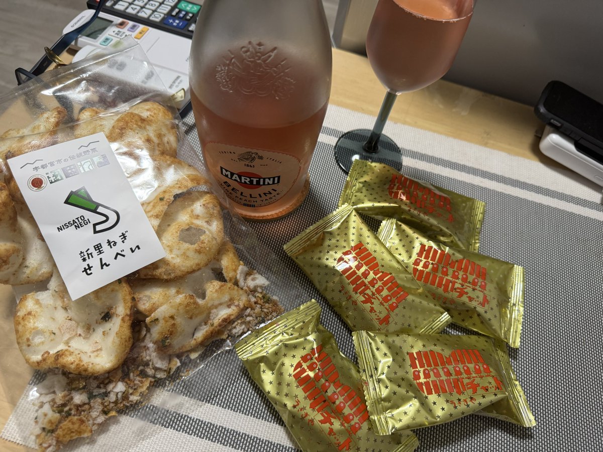 LTgen02's tweet photo. 道の駅で買ってきたおつまみとスーパーで買ったお酒で🥃 https://t.co/wemIWhst8O