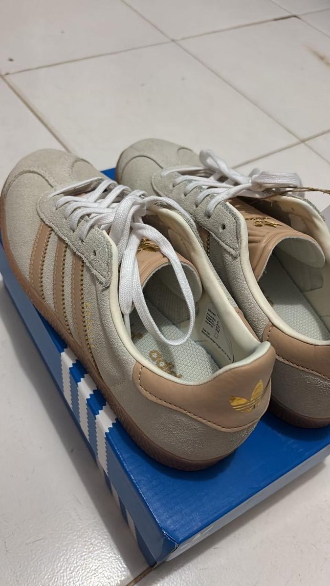 dumpyapping's tweet photo. @nisa_0077 preloved sepatu adidas gazelle uk 37 1/3 baru dipake sekali, dijual karna kegedean🙏🏻. 950k masih bisa negoo https://t.co/K57NI9sO83